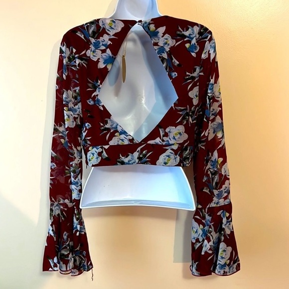 essue Tops - Open back Bell sleeve floral crop top